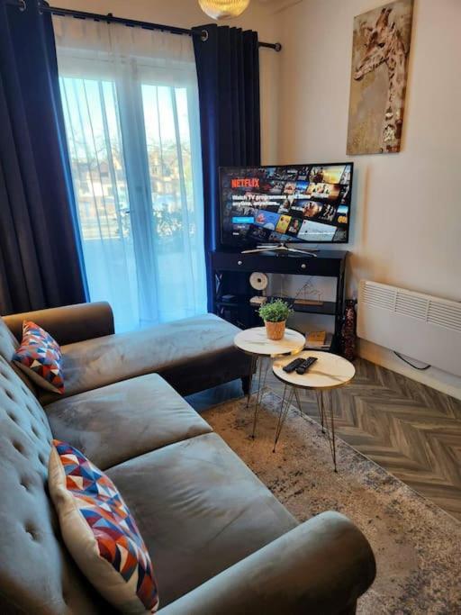Cosy Hideaway In Apartment *