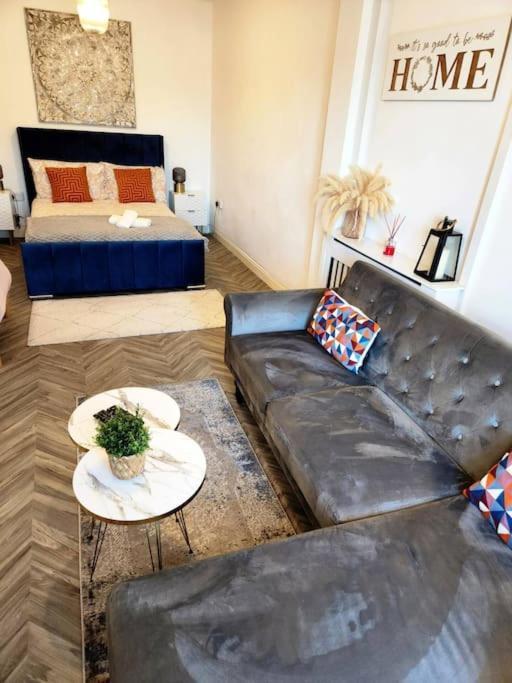 Cosy Hideaway In Apartment *